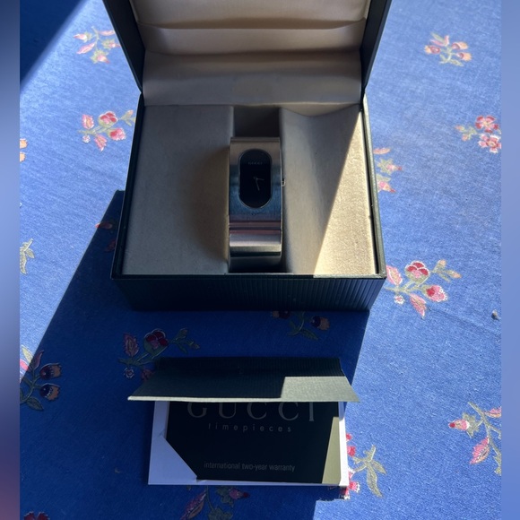 Authentic Gucci 2400L Oval Dial Stainless Steel Ladies Bracelet Watch - Picture 2 of 9